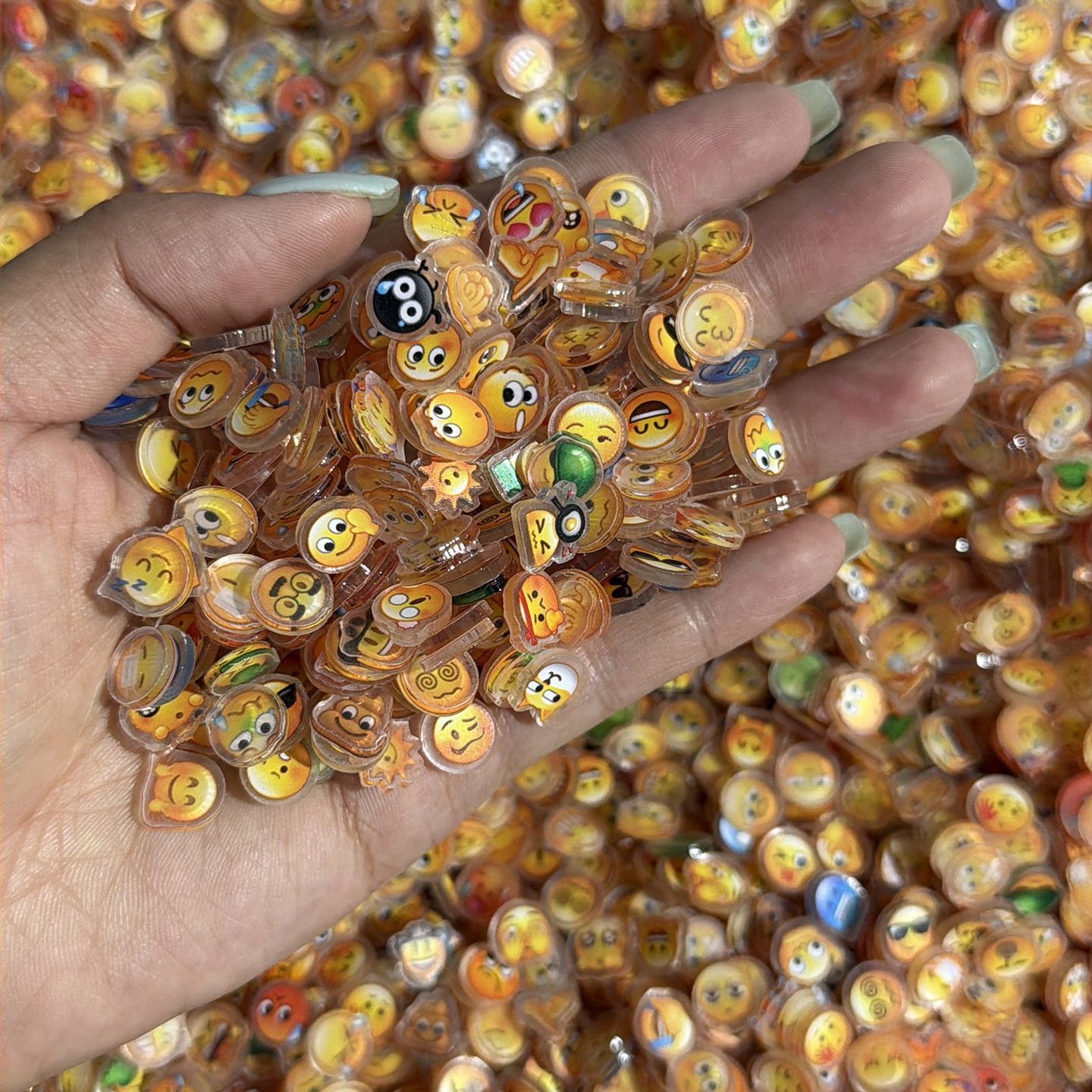 new arrival 1cm emoji acrylic  - Acrylic Cosplay Prop 评论和价格